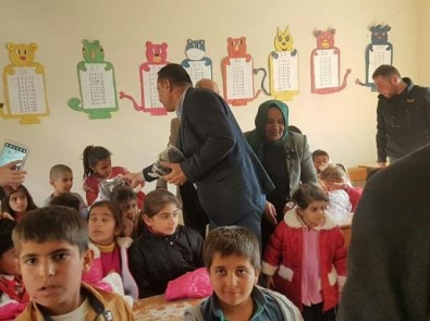 Derecik'teki Öğrencilere Yardım