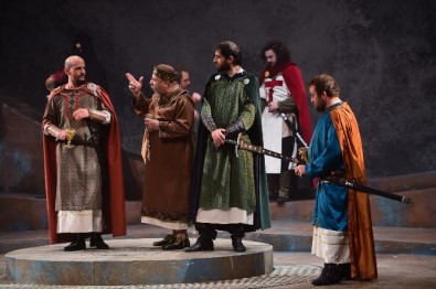 'Jennifer'ın Düğünü/Osman Gazi' Oyunu Uşaklı İzleyicilerden Tam Not Aldı