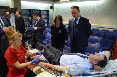 Zonguldak Emniyet Müdürlüğünden Kızılay'a Kan Bağışı
