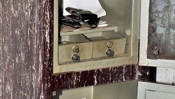 Satın aldığı dairedeki kasadan 5 tabanca çıktı