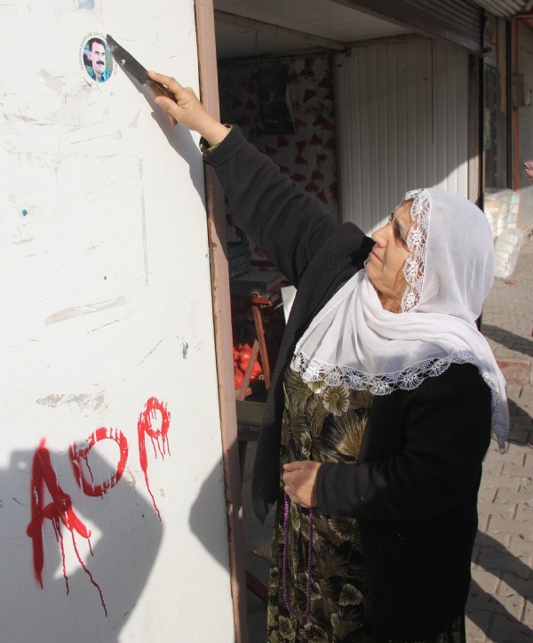 Polisi gören kadın Öcalan çıkarmasını kazıdı