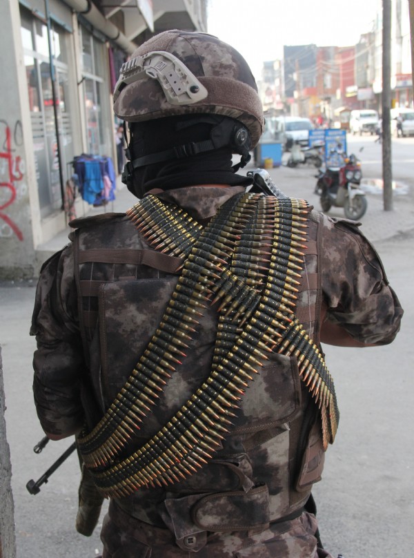 Polisi gören kadın Öcalan çıkarmasını kazıdı