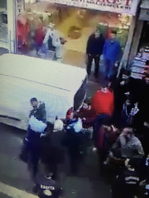 Seyyar satıcı ile zabıtanın kavgası kamerada