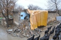 KIBRIS BARIŞ HAREKATI - Aşırı Yağış Yaşlı Çiftin Evini Yıktı