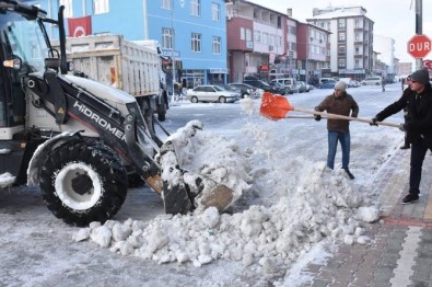 Eskil'de Belediyenin Karla Mücadelesi Sürüyor