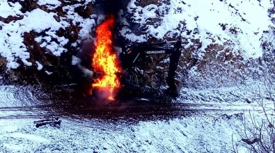 Hakkari'de Bir İş Makinesi Ateşe Verildi