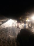 AKPINAR MAHALLESİ - Kar Ve Tipiden Kapanan Yollar Kırsal Hizmetler Daire Başkanlığı Ekiplerince Açılıyor