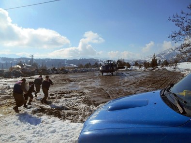 Karda Mahsur Kalan Köylüler Helikopterle Kurtarıldı