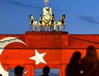 YILBAŞI GECESİ - Tarihi Brandenburg Kapısı Türk bayrağının renklerine büründü