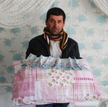 EVDE TEK BAŞINA - Yastıkta Bulduğu Bin Lirayı Kaymakama Teslim Etti