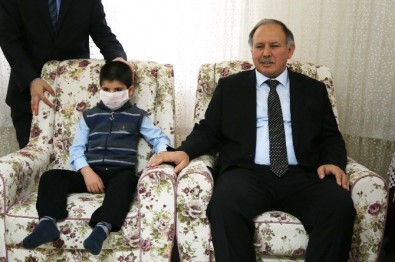 Artvin'de 7 Yaşındaki Lösemili Hastası Arif Karnesini Evinde Aldı