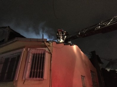 Fatih'te Ahşap Binada Çıkan Yangın Yan Binalara Sıçradı