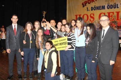 Genç Sporcular Ödüllerini Suriyeli Öğrencilere Hediye Etti