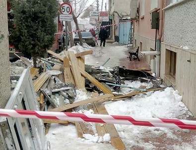 Konya'da cami çatısı çöktü
