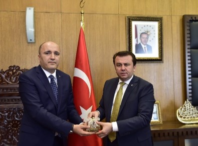 MHP'den Kahramanmaraş Büyükşehir Belediye Başkanı Erkoç'a Anlamlı Hediye