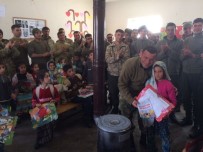 KARNE HEDİYESİ - Operasyondaki Askerlerden Öğrencilere Karne Hediyesi