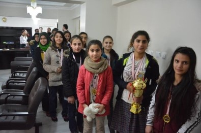 Şampiyon Kızlardan Kaymakam Alibeyoğlu'na Ziyaret