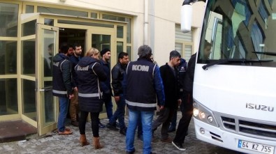 Uşak'ta FETÖ'den Gözaltına Alınan 25 Kişi Adliyeye Sevk Edildi