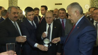 Başbakan Yıldırım, Meclis'te Milletvekillerine Süt Dağıttı