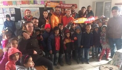 Çermikli Öğrencilere Ultraslan Taraftar Grubu'ndan Kırtasiye Ve Giyecek Yardımı