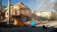 Yerköy'de Depremden Hasar Gören Binanın Yıkımı Gerçekleştirildi