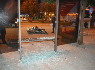 Adana'da Motosiklet Otobüs Durağına Daldı Açıklaması 5 Yaralı