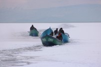 BALIKÇI TEKNESİ - Buz Kütlesine Çarpan Tekne Batınca Balıkçı Çift Ölümden Döndü