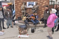 SOKAK MÜZİSYENİ - Donarak Hayatını Kaybeden Sokak Müzisyeni İçin Yürekleri Isıtan Türküler