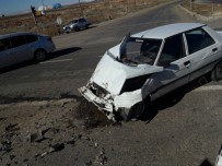 YOLCU MİNİBÜSÜ - Kahta Küçük Sanayi Sitesi Kavşağında Trafik Kazası