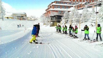Kartepe'de Çocuklara Kayak Eğitimi