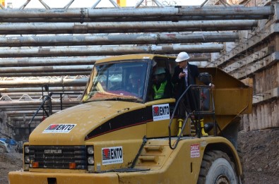 Saatte 90 Bin Kişi Taşıyacak Metro Hattında İlk Kazma Vuruldu