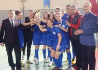 SALON FUTBOLU - Salih Dedenin Kızları Zirveyi Bırakmadı