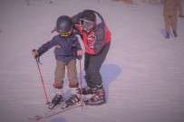 Mehmetçik'ten Yüksekovalı Çocuklara Kayak Eğitimi
