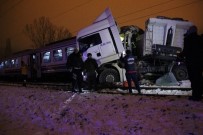 Kütahya'da Yolcu Treni Tıra Çarptı Açıklaması 1 Ölü, 14 Yaralı