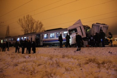 Yolcu treni tıra çarptı