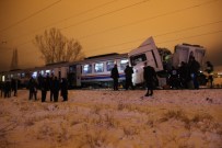 TREN KAZASı - Yolcu treni tıra çarptı