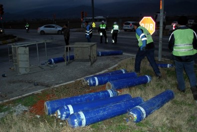 Kamyonetin Kabini Koptu, Oksijen Tüpleri Yola Dağıldı