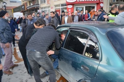 Milas'ta İki Otomobil Çarpıştı Açıklaması 2 Yaralı