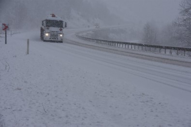 Sinop'ta Yoğun Kar Yağışı Sürücülere Zor Anlar Yaşattı