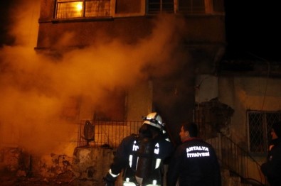 Antalya'da Çıkan Yangın 2 Katlı Evi Kül Etti