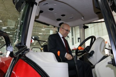 Başbakan Yardımcısı Mehmet Şimşek, Traktör Sürücü Koltuğuna Oturdu