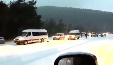 Bursa'da Kar Yolları Kapattı, Zincirsiz Yola Çıkanlar Uzun Kuyruk Oluşturdu