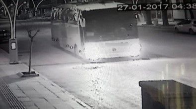 Freni Boşalan Yolcu Otobüsü Kameralara Yansıdı
