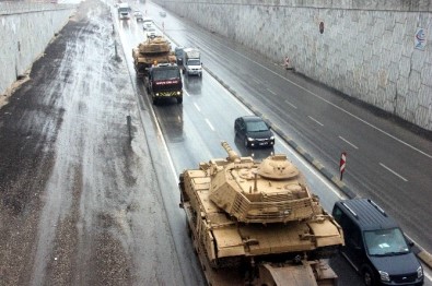 Sınıra Tank Sevkiyatı Sürüyor