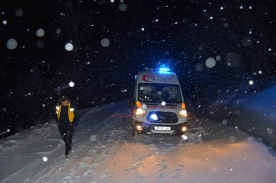 Tokat'ta Kar Nedeniyle Mahsur Kalan Kadın Hasta Kurtarıldı