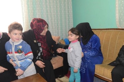 Vali Özefe'nin Eşi Hacer Özefe, Suriyeli Aileleri Ziyaret Etti