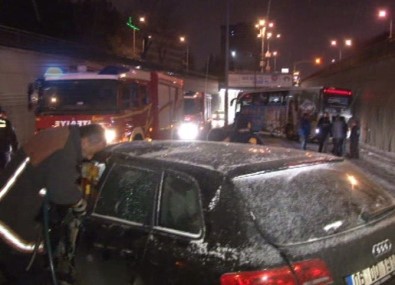 Başkent'te Ters Şeride Giren Otomobil, Halk Otobüsüne Çarptı