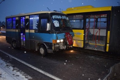 Buzlu Yolda Kayan Minibüs Halk Otobüsüne Çarptı