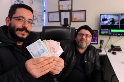 Cebinden Düşen Paraları Fark Etmedi