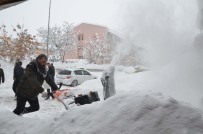 TAKSİ ŞOFÖRÜ - Muş'ta Kar Yağışı Hayatı Felç Etti
